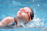 如何教小朋友正确换气技巧的游泳方法（培养小朋友游泳中正确的呼吸习惯，让游泳更加轻松自如）