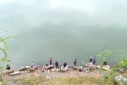 雨吹风下是否适合路亚钓鱼？（探讨雨吹风天气对路亚钓鱼的影响及应对技巧）
