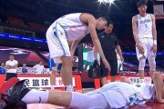 篮球防守技巧之手臂触碰对手腰的运用（掌握合理接触，提高篮球防守效果）