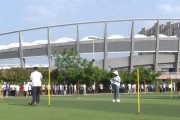 大学足球绕杆技巧教学（掌握绕杆技巧，提升大学足球水平）