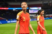女子足球后卫的防守技巧（提升防守能力的关键技巧）