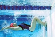 掌握自由泳技巧，畅游泳池之中（自由泳的关键动作及技巧，让你游得更快更轻松）