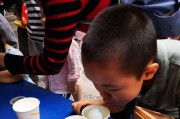 乒乓球投纸杯技巧教学（掌握投篮技巧，提高准确度）