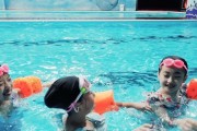 孩子学游泳小技巧（以轻松愉快的方式让孩子学会游泳）
