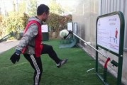 小学足球颠球技巧教学（培养孩子的足球技术——小学足球颠球的训练方法）