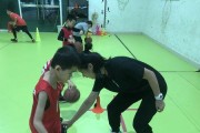 如何训练篮球班的防守能力（打造铜墙铁壁，实现防守完美-防守训练）