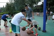 篮球场上的防守滑步技巧与应用（掌握防守滑步提升篮球防守效率）