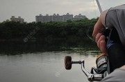 水滴轮钓鱼实战技巧（掌握关键操作，提升钓鱼效果）