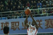 如何以篮球锥桶摆脱防守接球练习（技巧训练和身体协调性提高的关键）