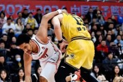 打篮球防守的策略探讨（为何贴身防守并非最佳选择）