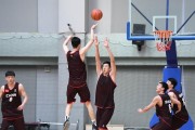 篮球防守技巧之探讨（防守者的手部活动限制及技巧探究）