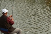 河里钓鱼（探讨河里钓鱼最佳装备选择）