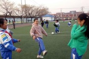 小学生足球技巧教学（让孩子们从小喜爱足球，掌握基本技巧，提升球技水平）