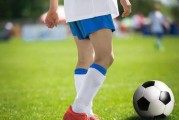 踢足球的基本小技巧（掌握这些技巧，让你在球场上游刃有余）