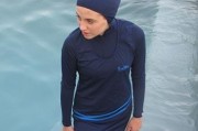 游泳衣服穿搭技巧女生必备（打造迷人泳装风格，让你成为泳池焦点）