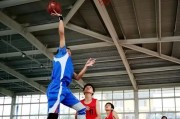 女生篮球比赛防守技巧（提升女生篮球比赛防守能力的关键技巧）