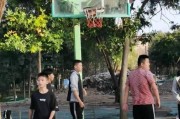 小学中锋踢足球技巧（提高射门和进攻技术，成为优秀的中锋）