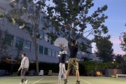 提高篮球技巧，以2v2摆脱防守为训练重点（通过快速变向和传球，提高篮球比赛中的突破能力）