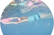 学游泳漂浮体技巧（掌握游泳技巧，轻松漂浮水面）