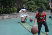 以篮球2步半能不能防守？（探讨篮球2步半在防守中的有效性）