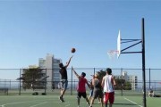 篮球防守的关键之重心位置选择（影响防守效果的关键因素及技巧分析）