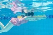游泳不怕水的技巧（享受游泳乐趣，轻松克服水性恐惧）