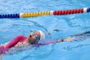 50米游泳技巧女生（提升女生游泳技术的关键要点与训练方法）