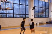 少儿篮球篮下防守的要领（打造坚实的篮下防守技巧）
