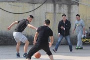 提高篮球防守的技巧与策略（打造坚不可摧的防守壁垒）