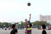 投篮球后打到防守方手（探究投篮球后打到防守方手的技巧及战术应用）