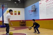 篮球防守脚步基本功教学（打好防守脚步关键在步伐稳健）