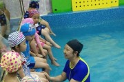 男生学习幼儿游泳技巧所需时间（掌握游泳技巧的关键是多练习）