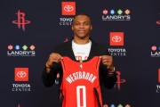 NBA历史排行榜第一名（探寻背后的辉煌和成就）