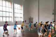 篮球防守滑步技巧教学（掌握防守滑步，成为防守利器）
