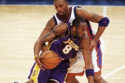 NBA篮球晃倒防守技巧（掌握这些技巧，让你在比赛中独步全场）