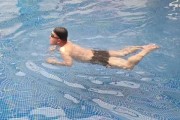以上河里游泳换气下沉技巧——水下呼吸的要领（享受游泳的乐趣，掌握正确的呼吸技巧）