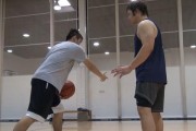 篮球撤步防守步伐教学反思（提升防守效果的关键技巧）