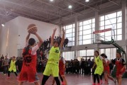 小学女子篮球队防守队员的重要性（精细的防守策略助力球队获胜）