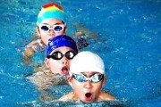幼儿学游泳的方法技巧——培养安全自救能力（通过正确方法引导幼儿快乐学会游泳，提高水上安全自救能力）